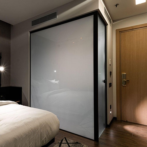 Hotel Guestroom Bath Glass Wall and Door Design Solutions