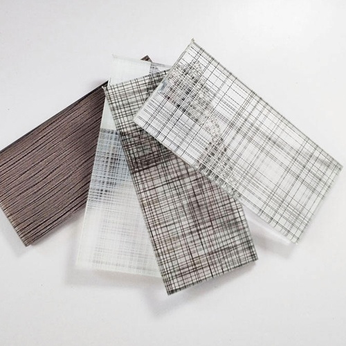 Laminated glass with silk fabric or wire mesh interlayer