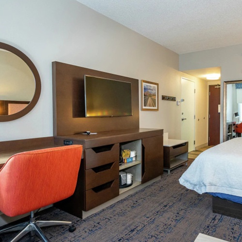 Streamline Unit and Luggage Bench in Hampton Inn and Suites