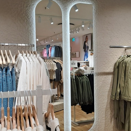 LED lighting full length mirror in Bonn store