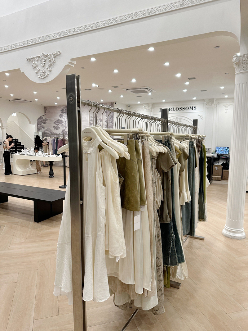 Clothing display rack for garment store