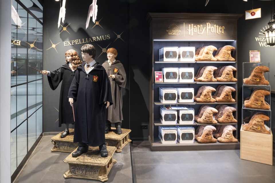There are shopfitting elements throughout the store that allow visitors to immerse themselves in the magical world. For example, there is a cupboard with wands in the style of &ldquo;Ollivanders&rdquo;, an area inspired by &ldquo;Honey Dukes&rdquo;, an installation of the whomping willow, the invitation letter from Hogwarts, the talking hat, suitcases, cages, movie posters and, also, a fireplace with a seating area reminiscent of the common rooms. There are also special photo settings such as Platform 9 &frac34; with the iconic trolley.