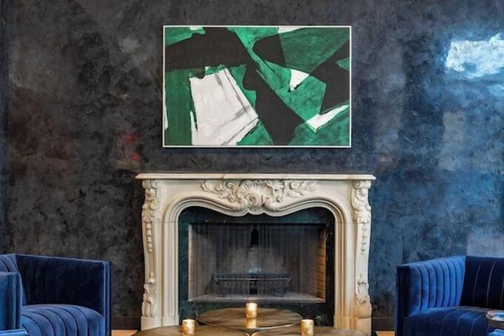hotel deluxe room fireplace