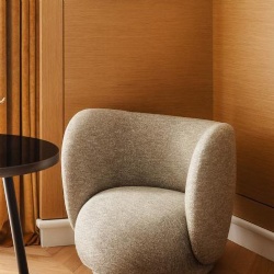 Curved upholstered accent chair