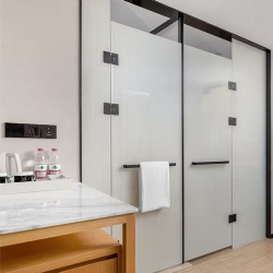 Reeded glass bathroom partition and door in Hilton Garden Inn hotel