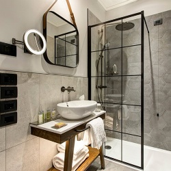 shower screen and vanity mirror for doubletree by hilton